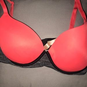 Victoria’s Secret 34D lightly lined